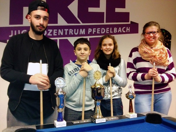 Die vier besten des Billardturniers. Von links: Adriano, Petar, Selina, Jessica   